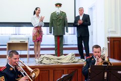 Uniforma prvého policajného prezidenta gen. Štefana Lastovku slávnostne odovzdaná do Múzea polície SR